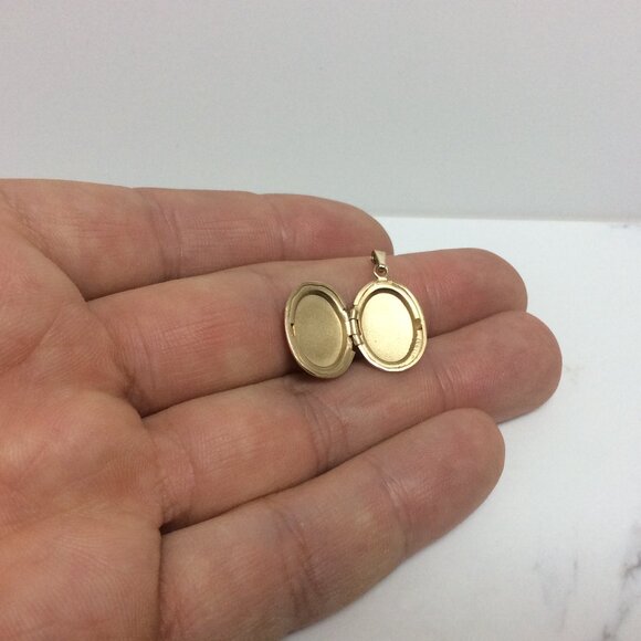 Ladies 14k Yellow Real Gold Oval opening Locket Charm Pendant 2.10 grams - Picture 5 of 7